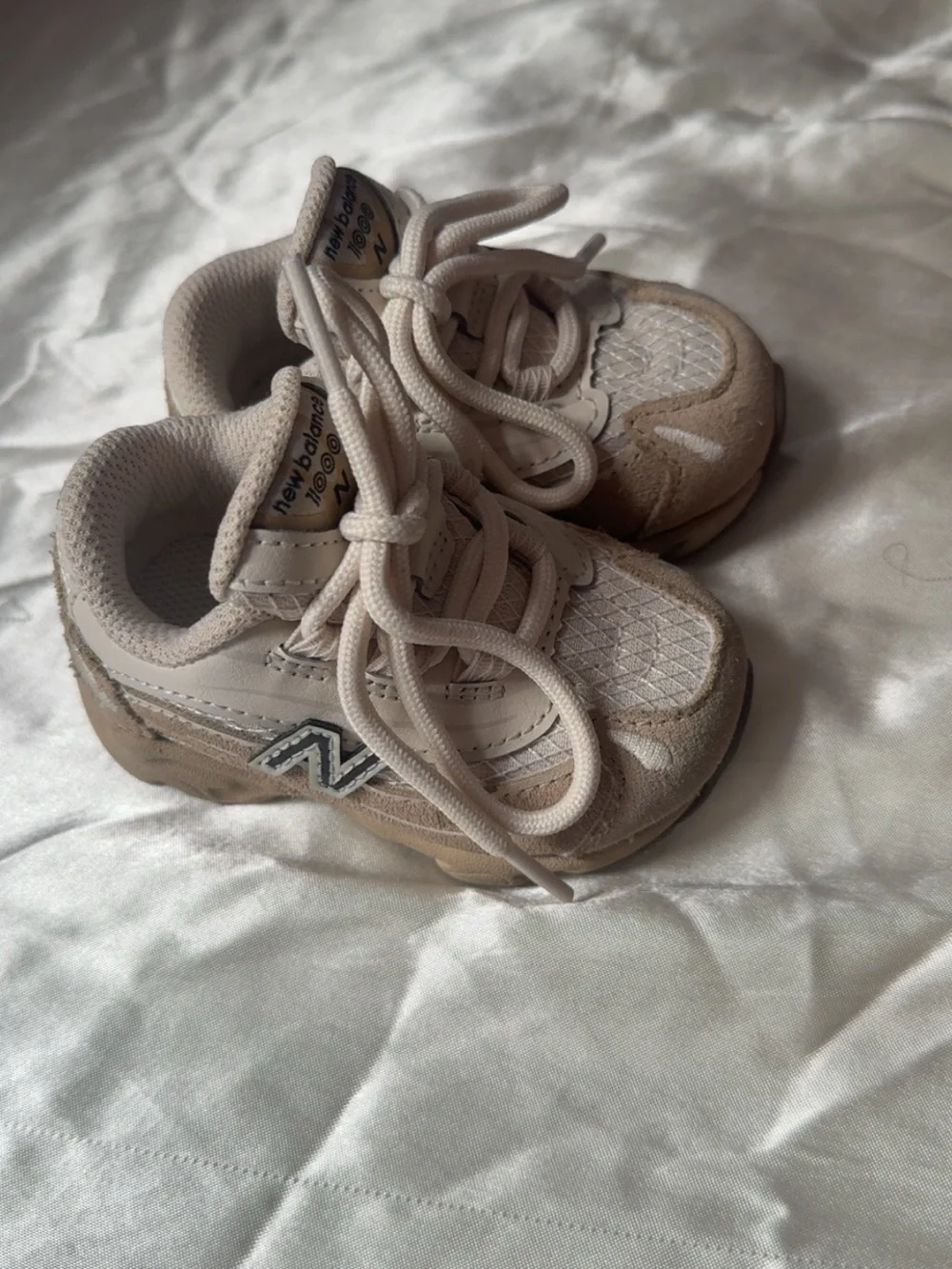 New Balance Kids 1000 Sneakers in Light Beige and White